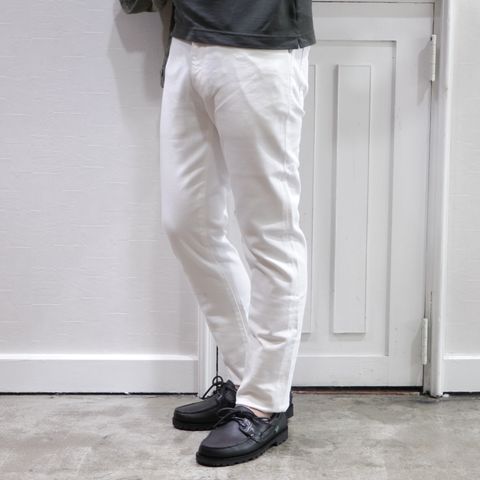 "Bagutta"のリネンCPOシャツを使用したカジュアルコーデ