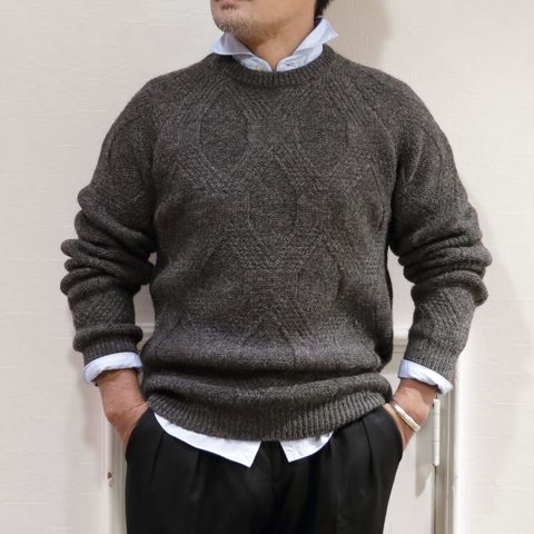 "JOHN SMEDLEY"ローゲージケーブルニットを使用したスタイル