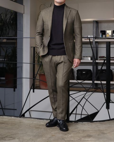 WH ダブルエイチ ディアスキン タッセルローファーとAOURE ウォームジャージースーツを使用した、カーキを都会的に纏う、上品ジャージーセットアップスタイル