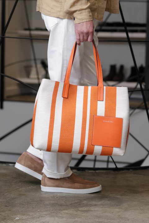 干場氏別注 BIAGINI トートバッグを使用した、キャメル×ピンクで魅せる大人のサマースタイル