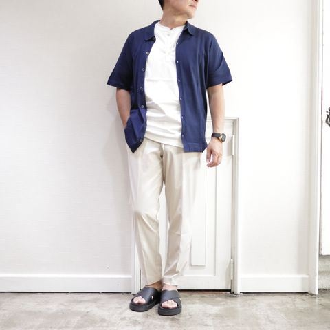JOHN SMEDLEY 前開きニットポロを使用したリラックススタイル