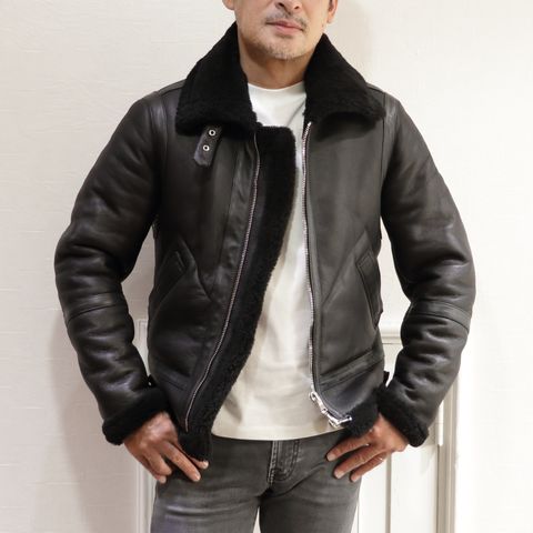 "EMMETI"H AVIATOR ムートンジャケットを使用したラグジュアリーロックスタイル