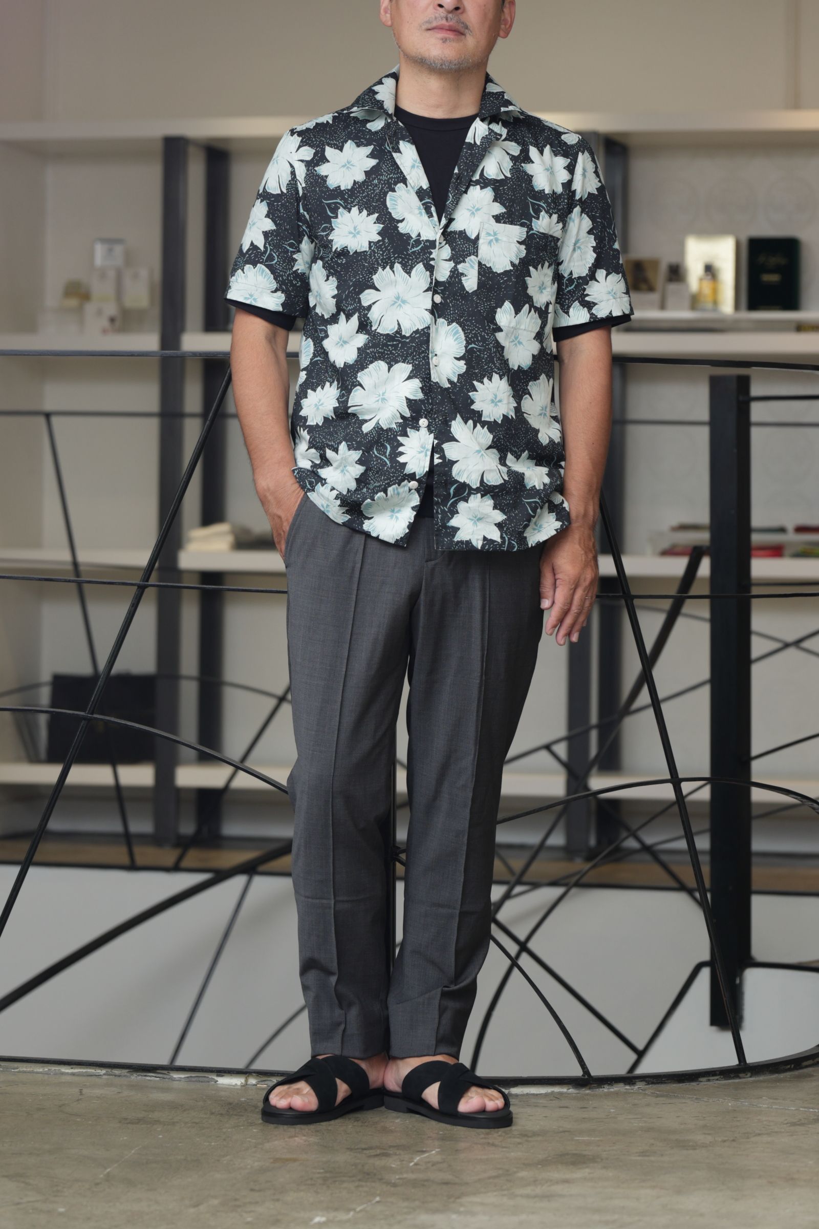 GUY ROVER 柄シャツを品よく整える都会派サマースタイル