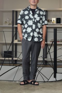 GUY ROVER 柄シャツを品よく整える都会派サマースタイル