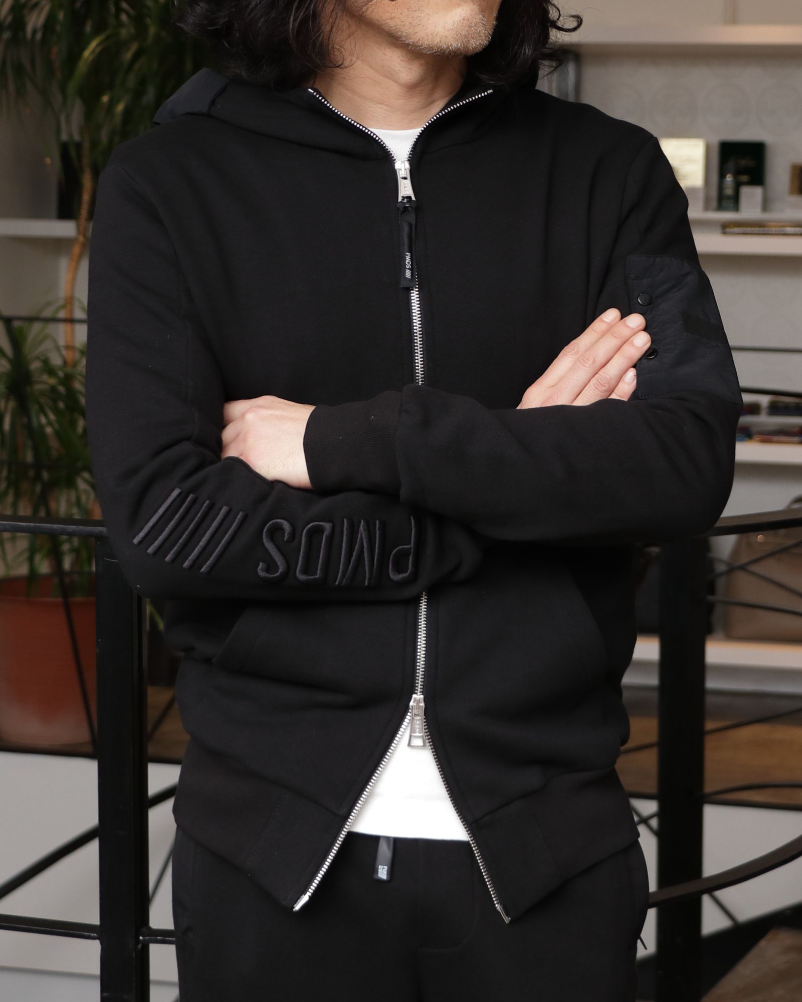 MACKAGE ダウンジャケットを使用したオールブラックで魅せる、モード×スポーツの融合スタイリング