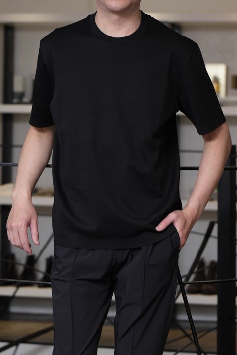 HERNO ストレッチジャージパーカを使用した、オールブラックで魅せる大人のリラックススタイル