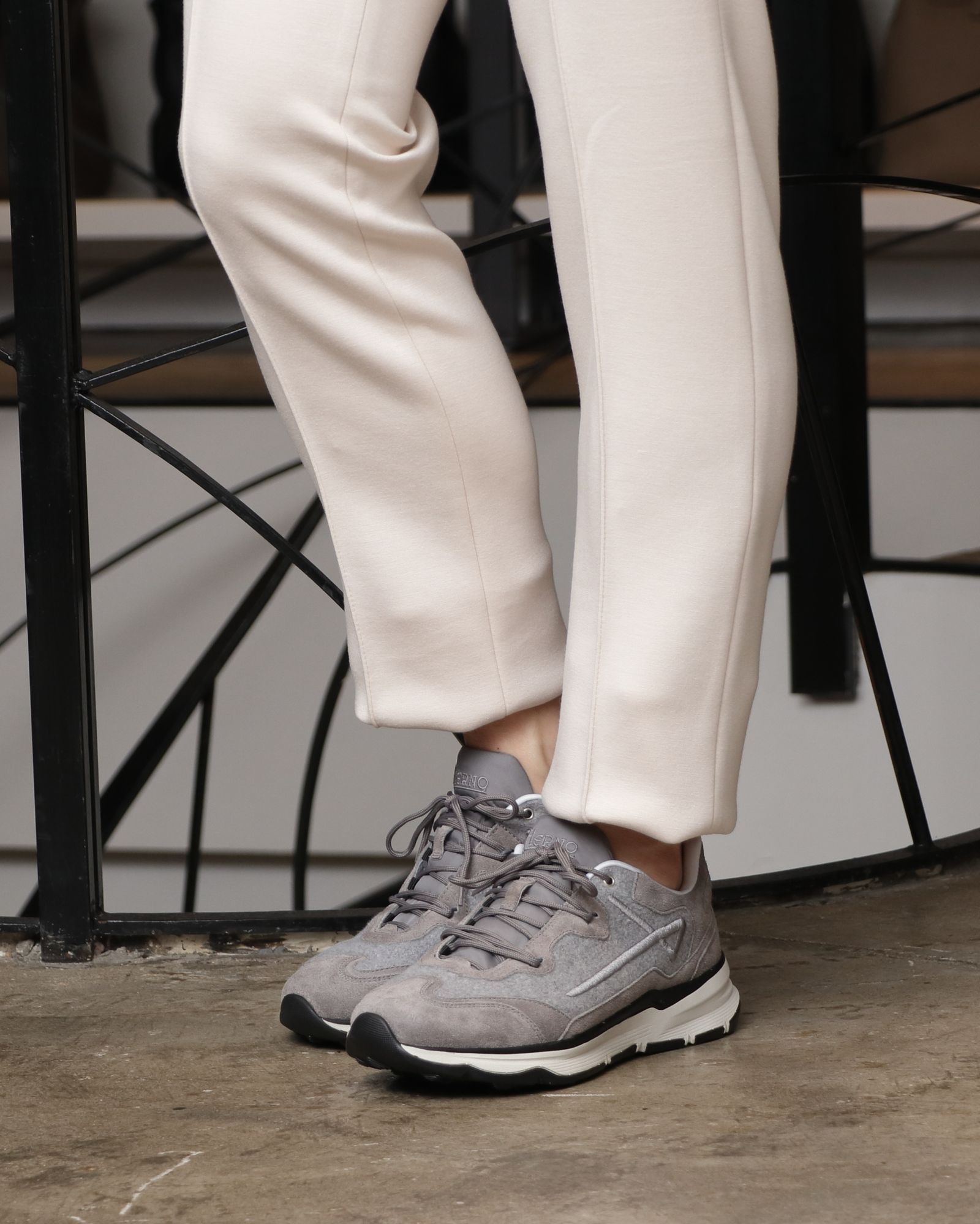 HERNOのダウンフーディーを使用した、上品スポーティ。淡色レイヤードで魅せる冬のリラックスセットアップ