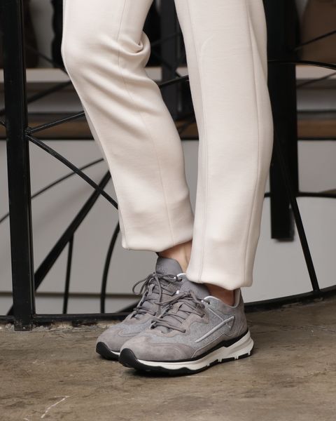 HERNOのダウンフーディーを使用した、上品スポーティ。淡色レイヤードで魅せる冬のリラックスセットアップ