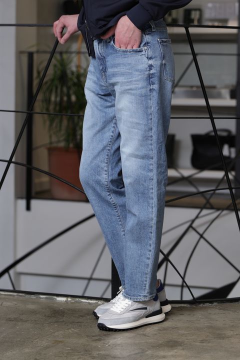 HERNO、RED CARDを使用した、上質素材で魅せる都会派デニムスタイル