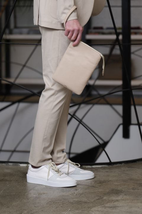 ジャブスアルキヴィオ セットアップスーツを使用した、抜け感を効かせた上品ベージュコーデ