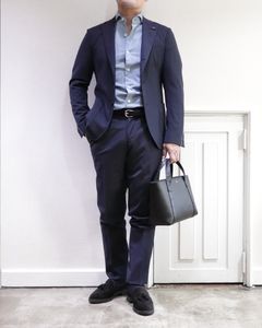 PELLE MORBIDA ミニトートバッグを使用したネイビースーツスタイル