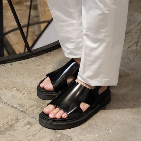 "イカイのシャツとチノパン"を使用した爽やかカジュアルコーデ