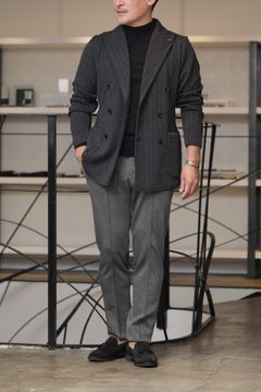 LARDINI ニットジャケットを使用した、ヘリンボーンで魅せる大人のモノトーンジャケットスタイル