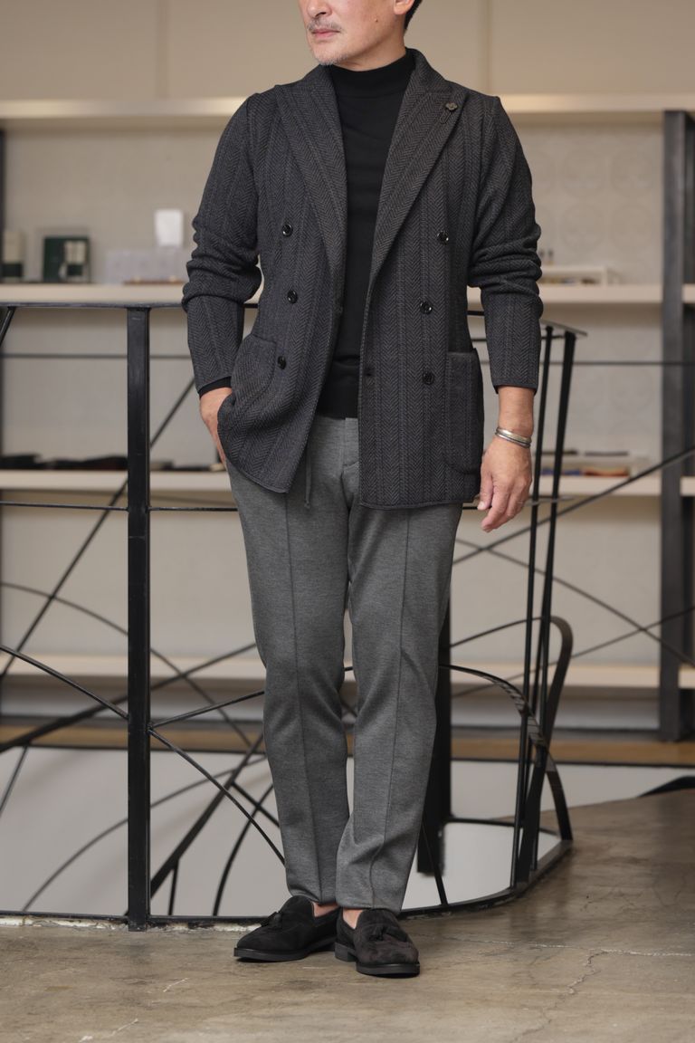 LARDINI ニットジャケットを使用した、ヘリンボーンで魅せる大人のモノトーンジャケットスタイル