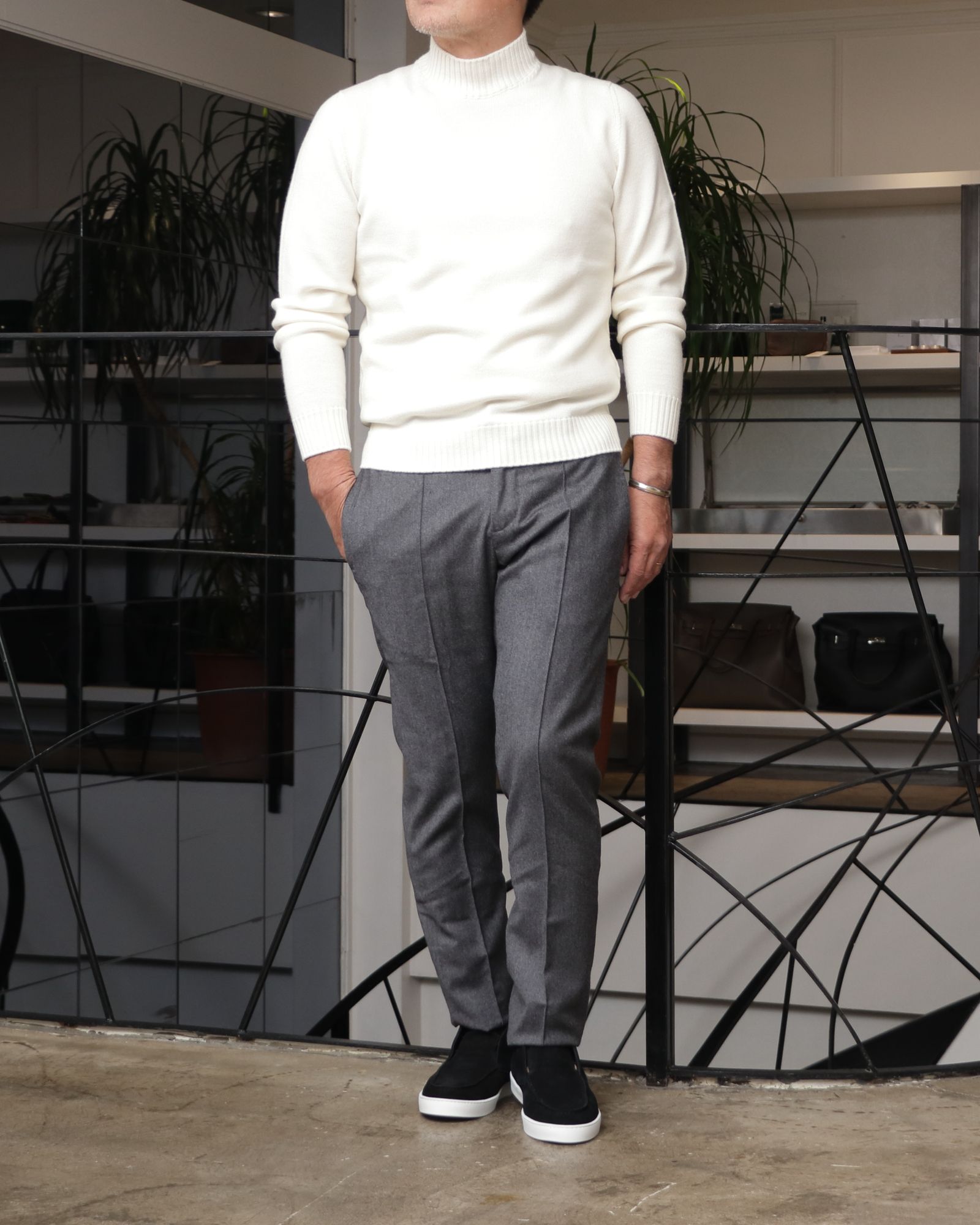 MOORER ダウンベストを使用したニュートラルカラーで魅せる、冬のクリーンスタイル