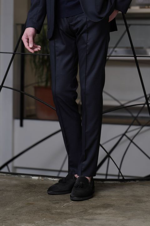 ジャブスアルキヴィオ セットアップスーツを使用した、ネイビーで整える軽快セットアップスタイル