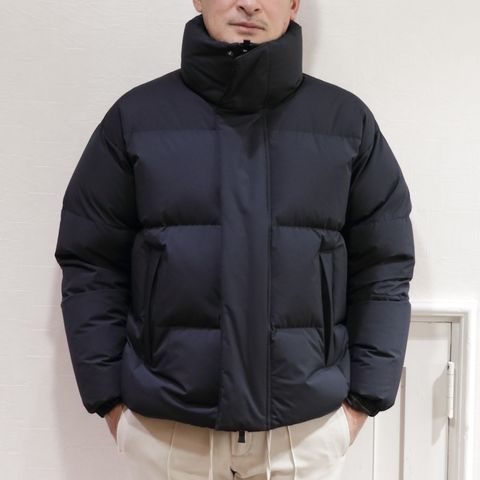 "HERNO"ボリューミーダウンを使用したドレスポスタイル