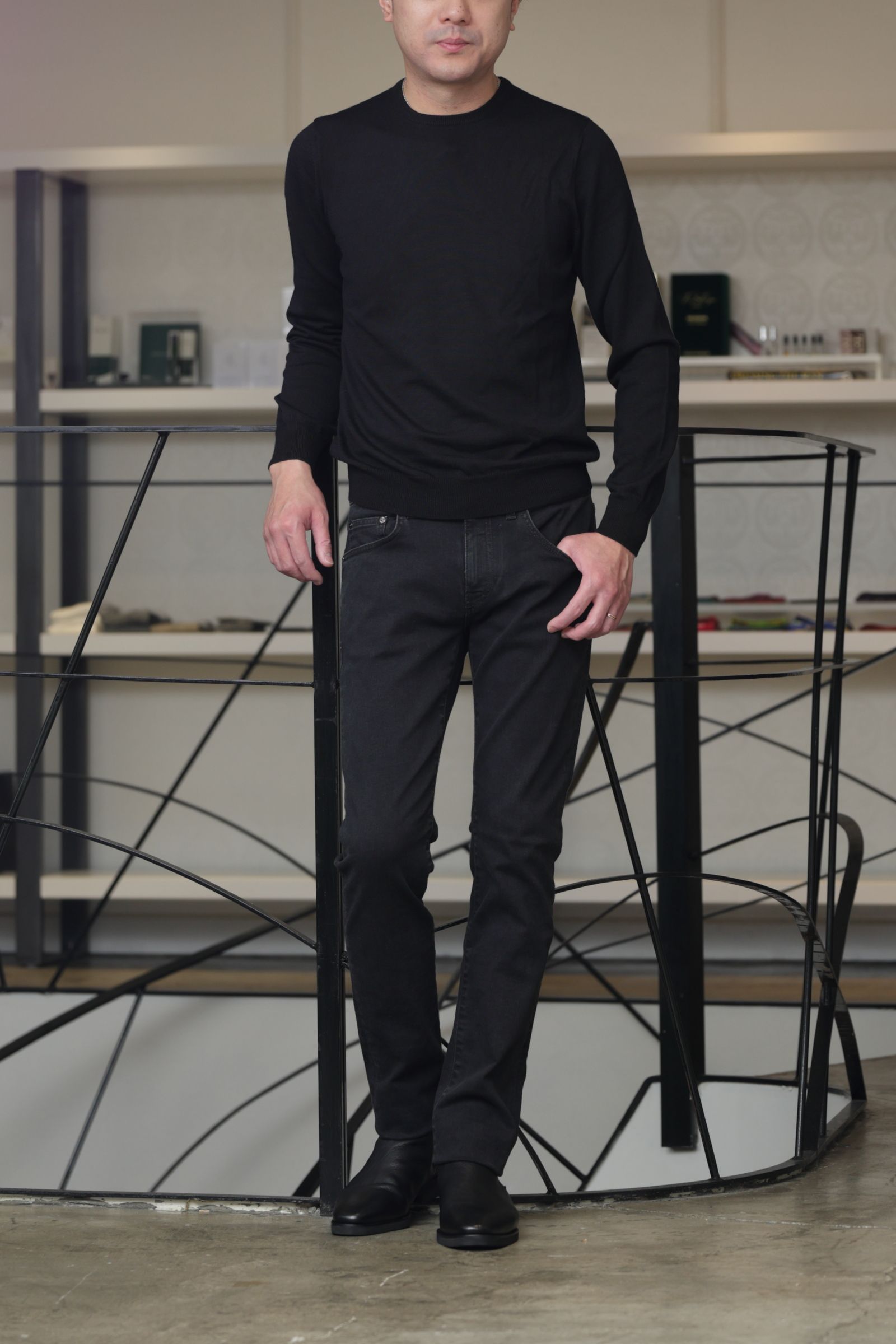 TAGLIATORE ジャケットを使用した、ブラックを品よく着る洗練ジャケットコーデ