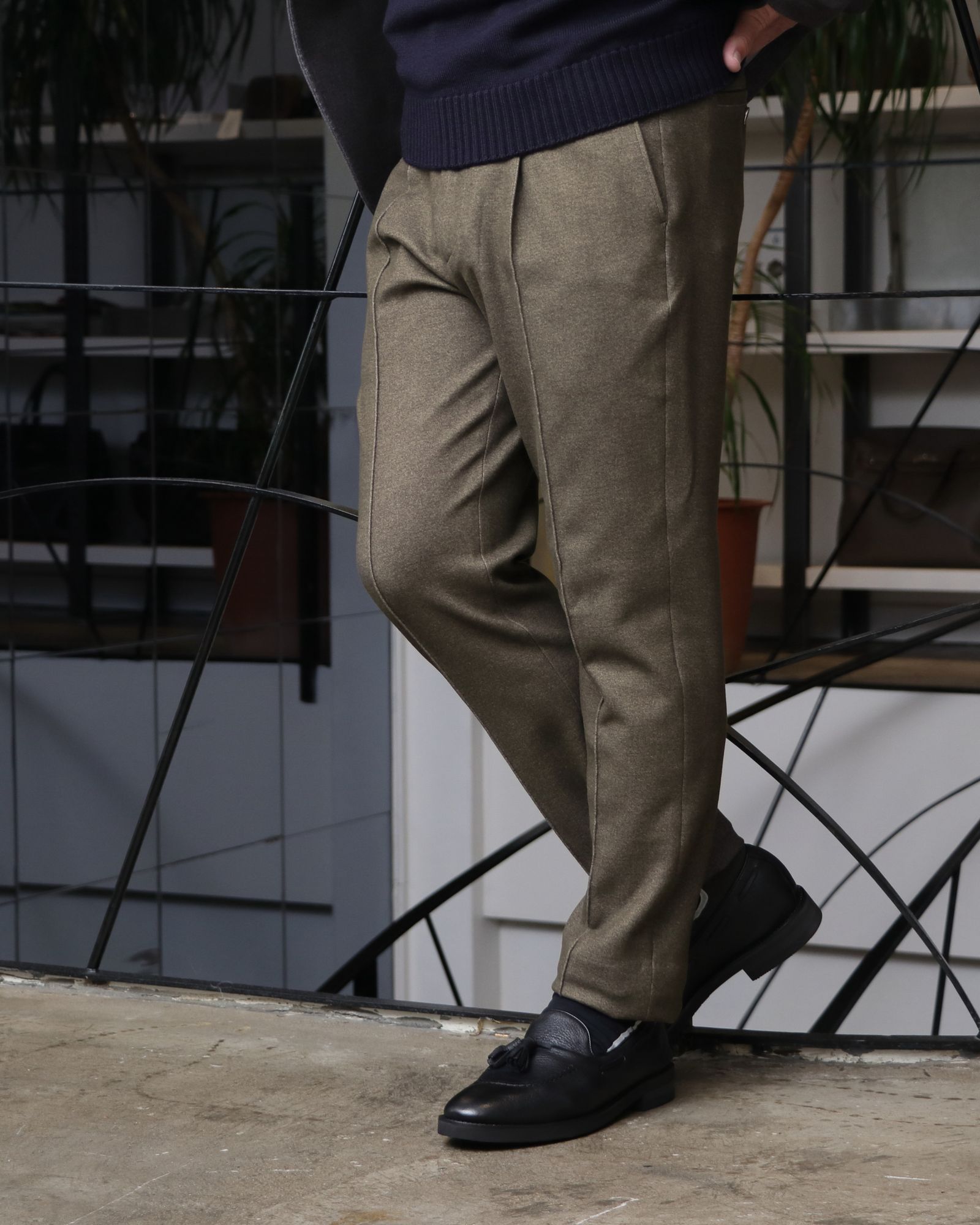 WH ダブルエイチ ディアスキン タッセルローファーとAOURE ウォームジャージースーツを使用した、カーキを都会的に纏う、上品ジャージーセットアップスタイル