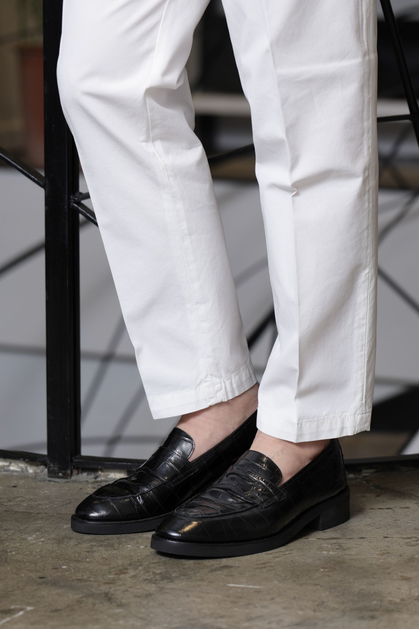 LARDINIを使用した、ホワイトパンツで引き立つ都会派ネイビースタイル