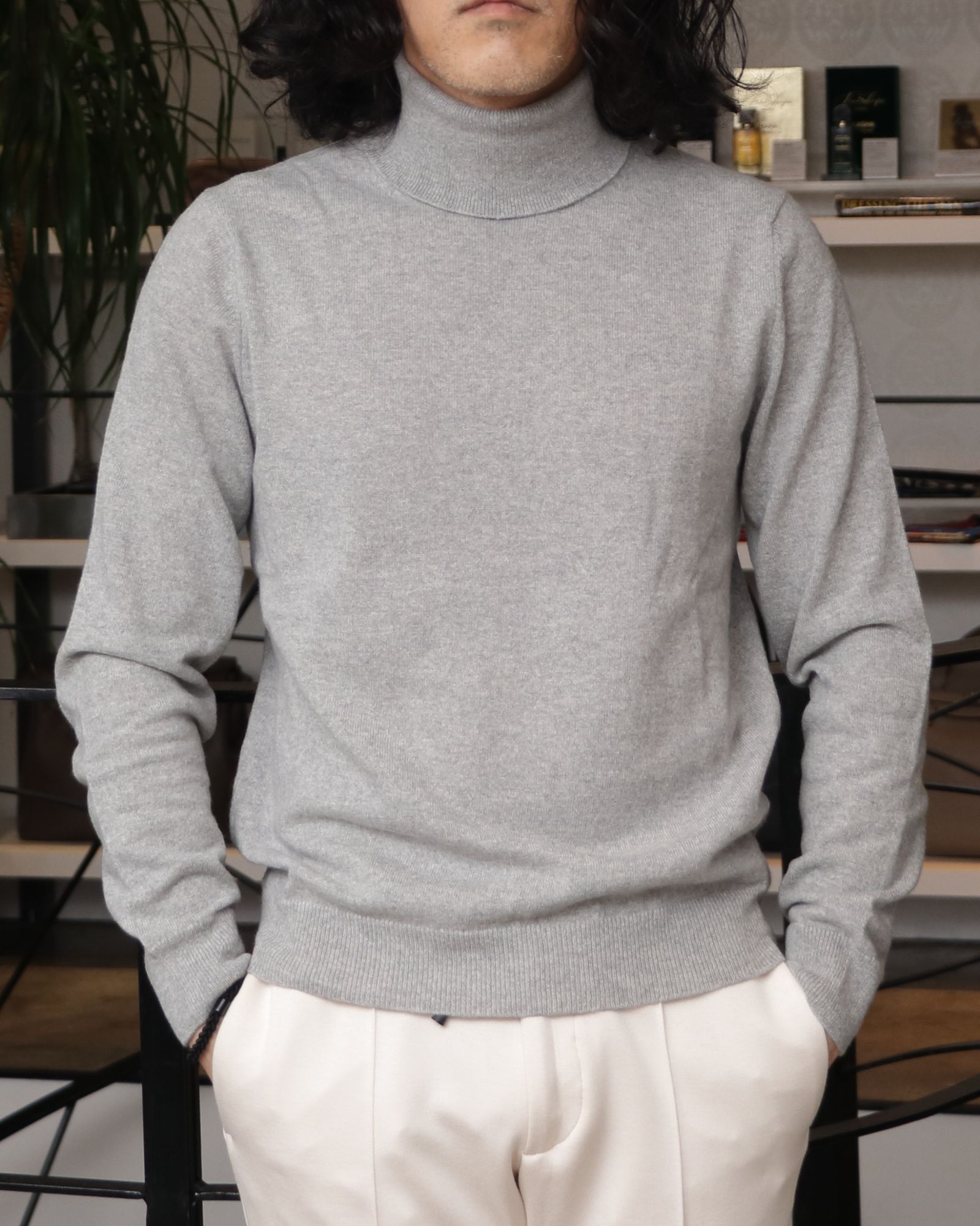 HERNOのダウンフーディーを使用した、上品スポーティ。淡色レイヤードで魅せる冬のリラックスセットアップ