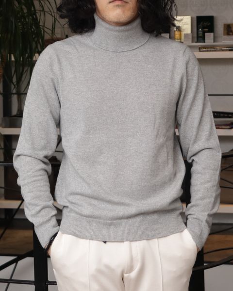 HERNOのダウンフーディーを使用した、上品スポーティ。淡色レイヤードで魅せる冬のリラックスセットアップ