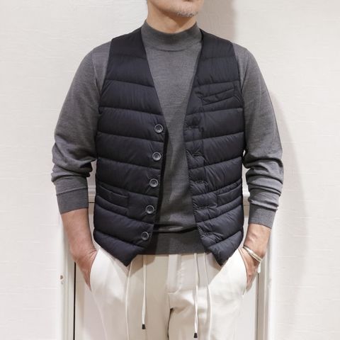 "HERNO"ダウンジレを使用したリラックススタイル