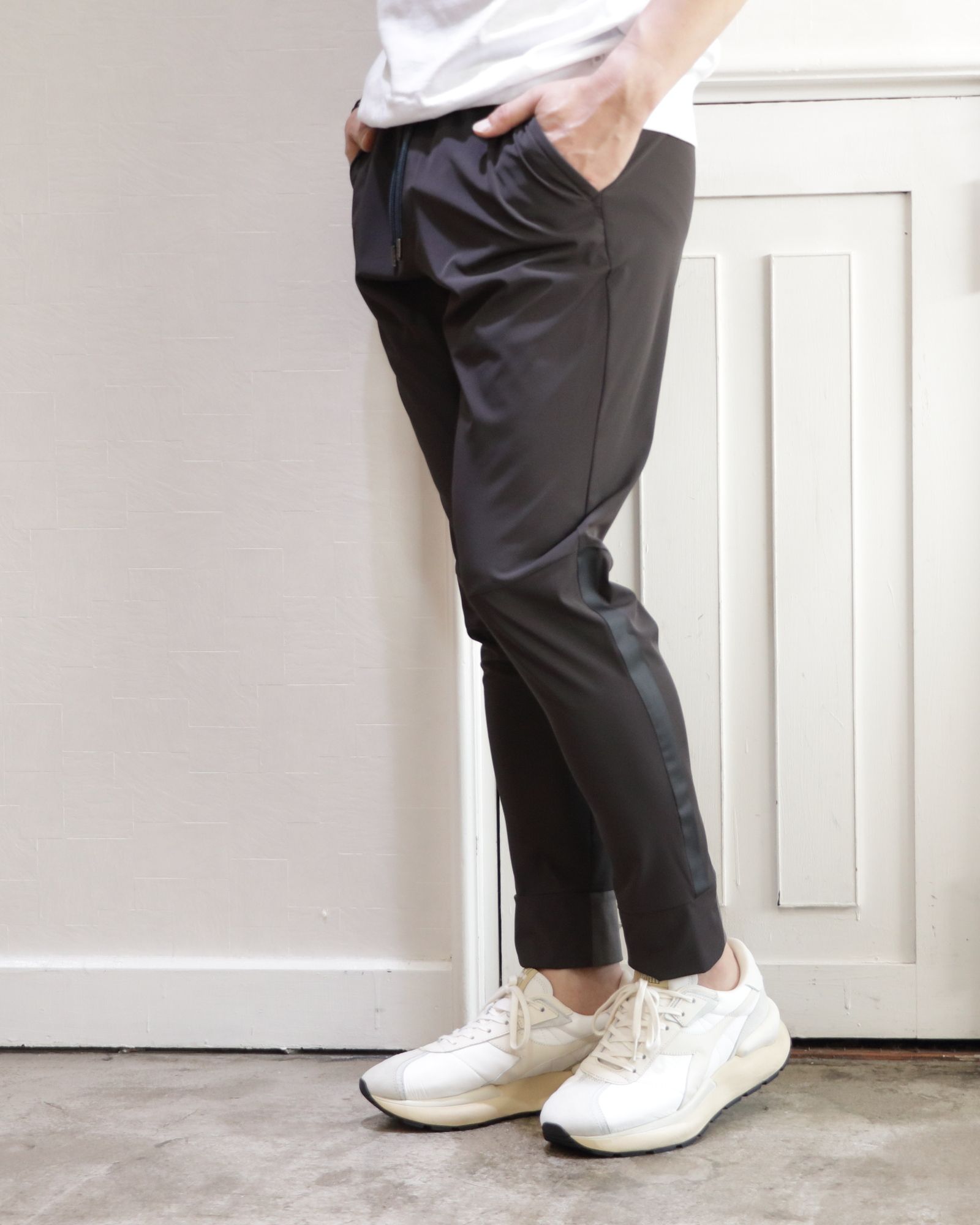 新品　AOURE（アウール） テーパードパンツ　黒 AOURE PANTS COLLECTION エレガンスと快適を手にした