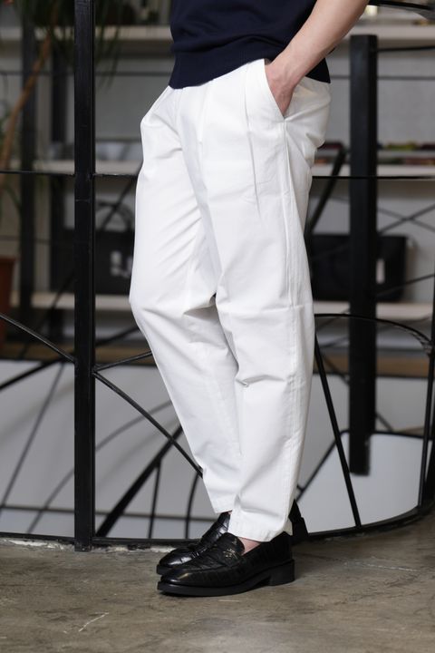 LARDINIを使用した、ホワイトパンツで引き立つ都会派ネイビースタイル