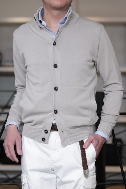 BRIGLIA 1949を使用した、ホワイトカーゴで魅せる大人の洗練カジュアル