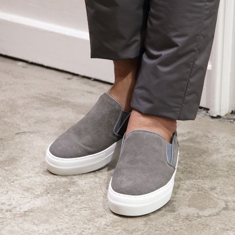 "HERNO"中綿ナイロンパンツを使用したリラックススタイル