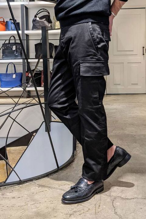 "TAGLIATORE"カシミアジャケットを取り入れた、カーキxブラックなモードジャケパンスタイル