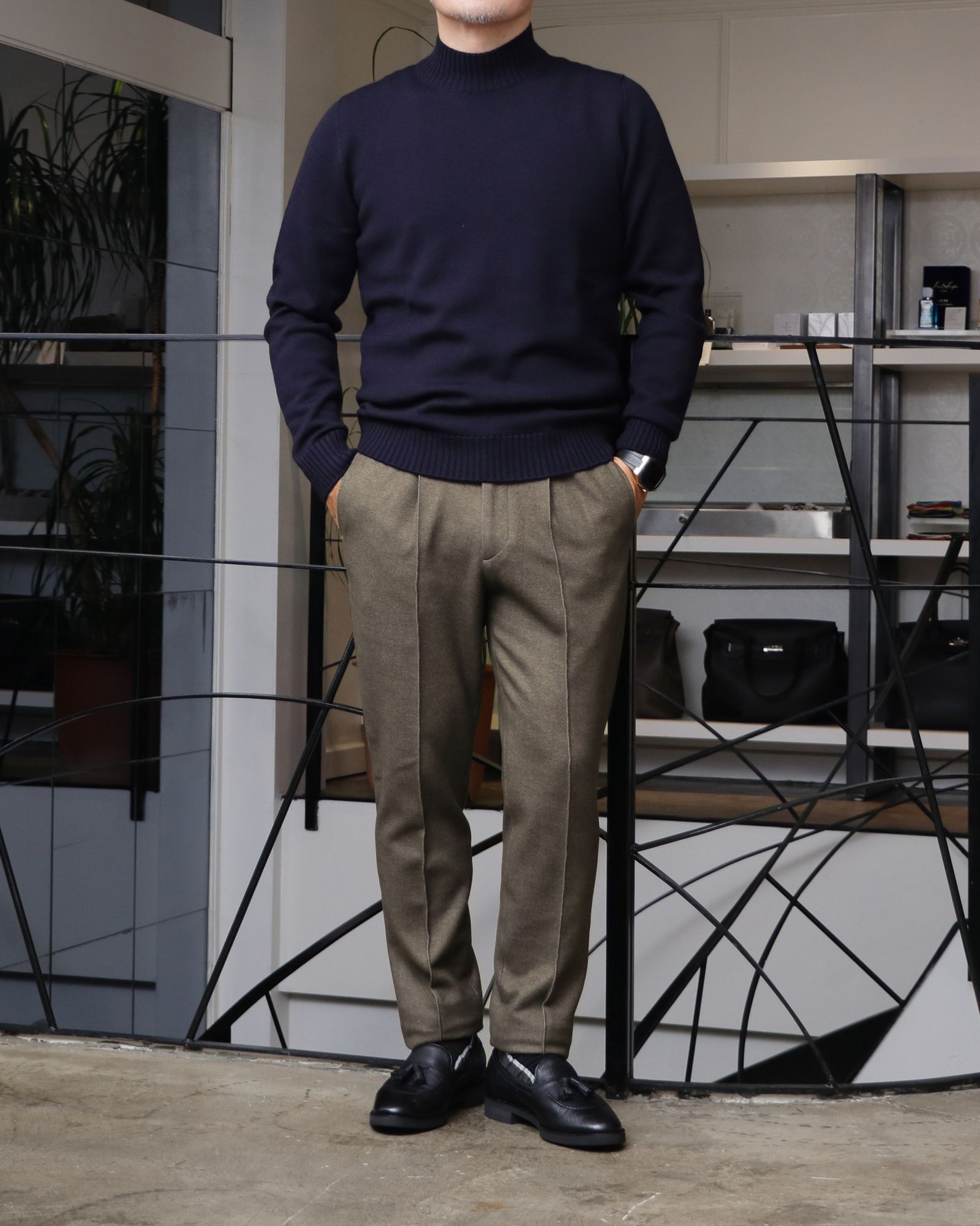 WH ダブルエイチ ディアスキン タッセルローファーとAOURE ウォームジャージースーツを使用した、カーキを都会的に纏う、上品ジャージーセットアップスタイル