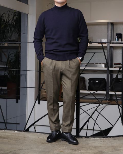 WH ダブルエイチ ディアスキン タッセルローファーとAOURE ウォームジャージースーツを使用した、カーキを都会的に纏う、上品ジャージーセットアップスタイル