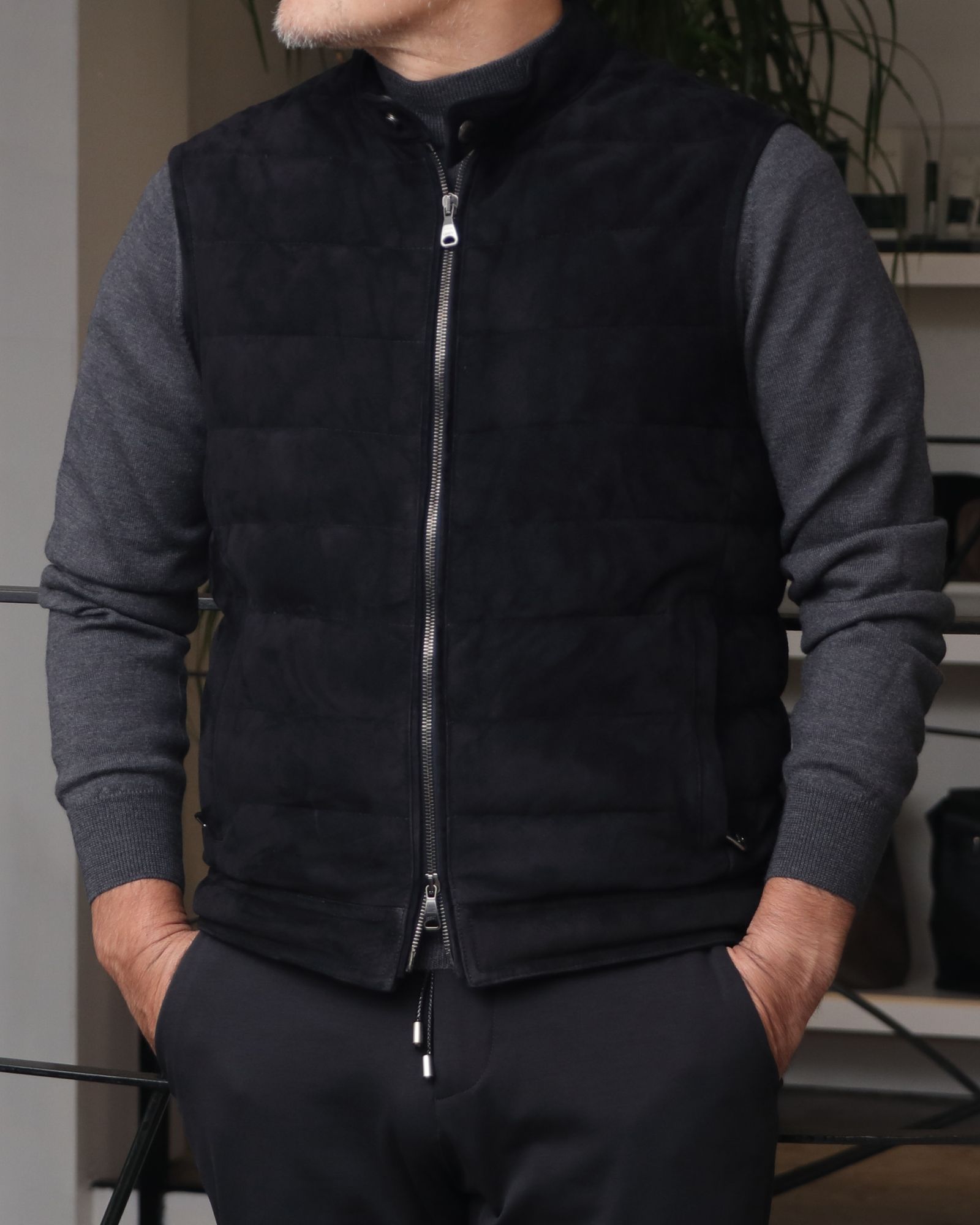 EMMETI ダウンベストそ使用したスポーティに仕上げた、大人のアーバンリラックススタイル