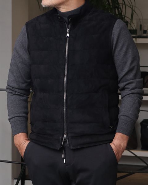 EMMETI ダウンベストそ使用したスポーティに仕上げた、大人のアーバンリラックススタイル