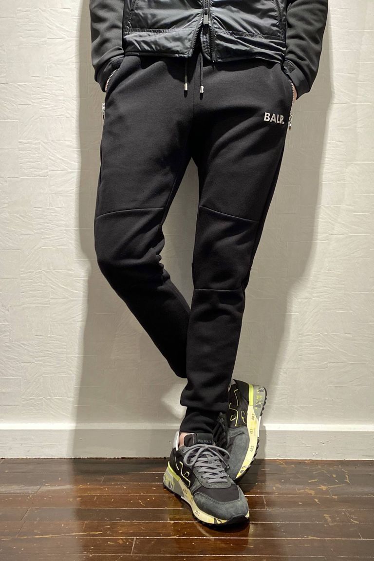 BALR. - 《正規販売店》 Q-SERIES CLASSIC SWEATPANTS プレートロゴ スウェット パンツ / ブラック × シルバー  【Safari 11月号掲載】 | BEKKU HOMME