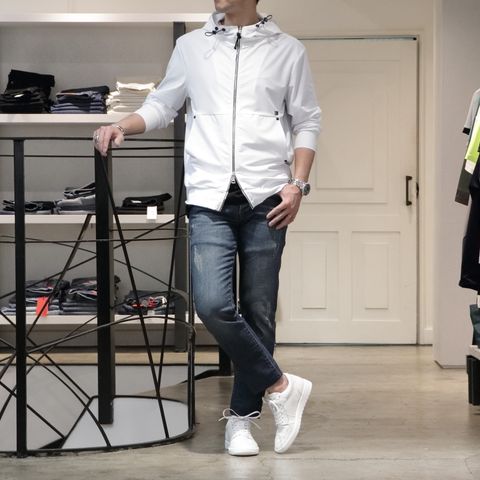 "マイク"を使用したアクティブカジュアルコーデ