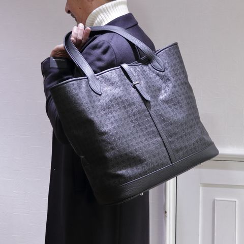 TAGLIATOREチェスターコートを使用したシンプルなスポルベリーノスタイル