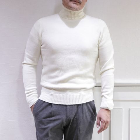 TAGLIATOREチェスターコートを使用したシンプルなスポルベリーノスタイル