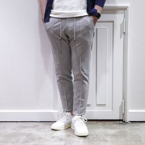 AUTRYスニーカーMEDALISTを使用した上品カジュアルスタイル