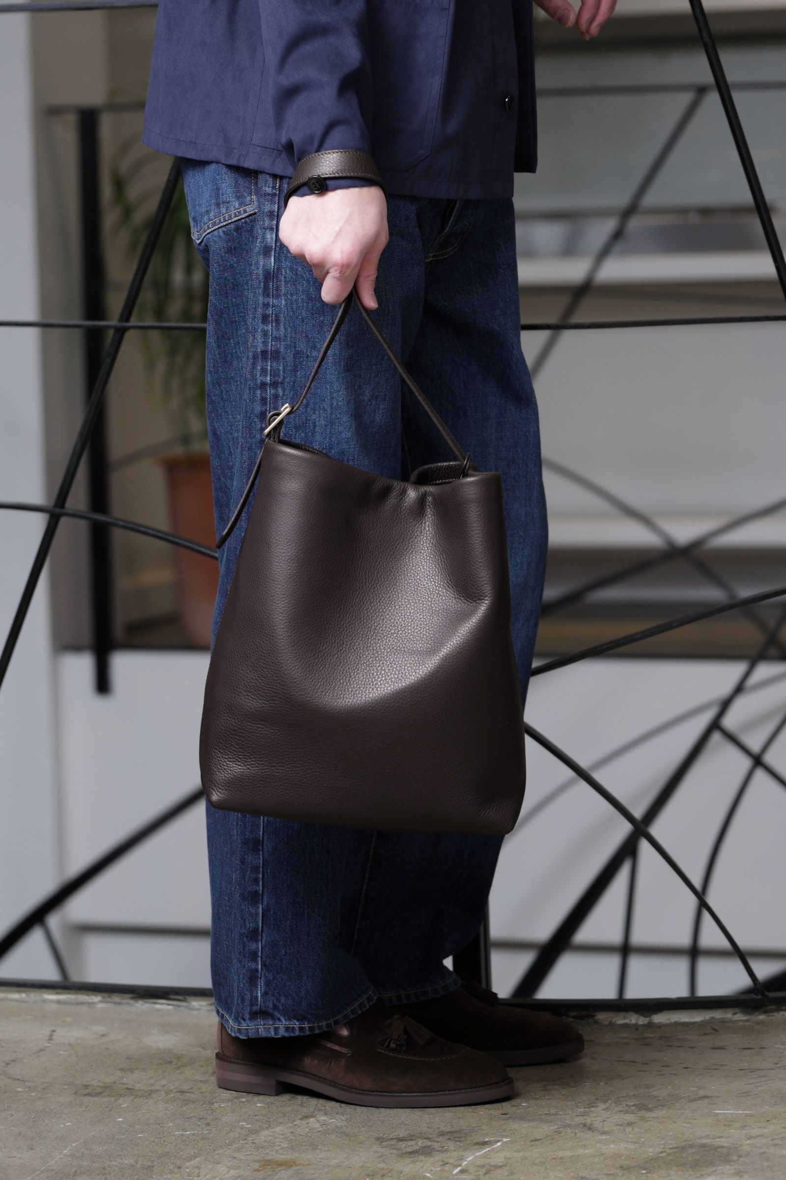 ワイドデニムを上品に着こなす都会派スタイル