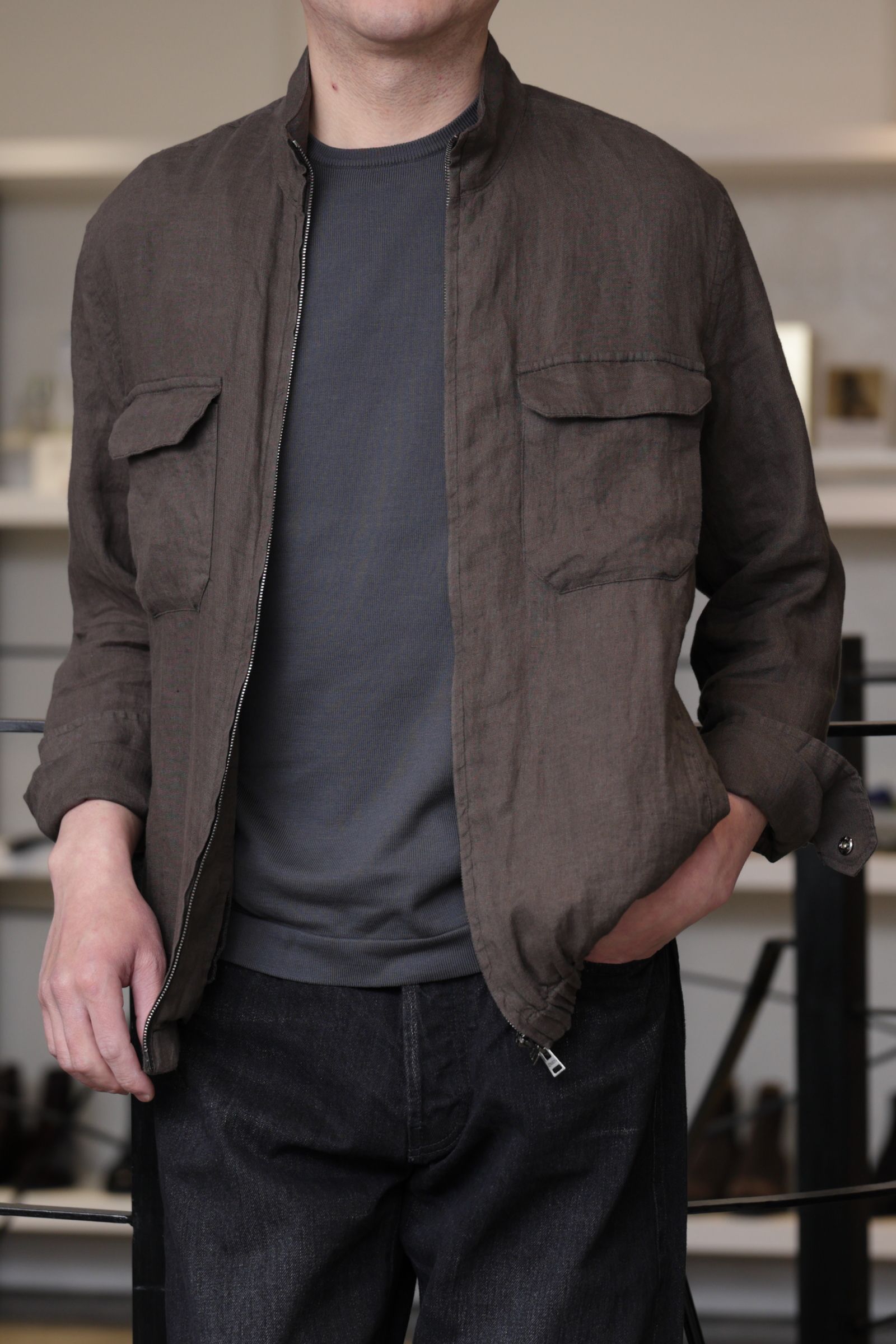 HERNO リネンブルゾンを使用した、ワイドシルエットで作る洗練カジュアル