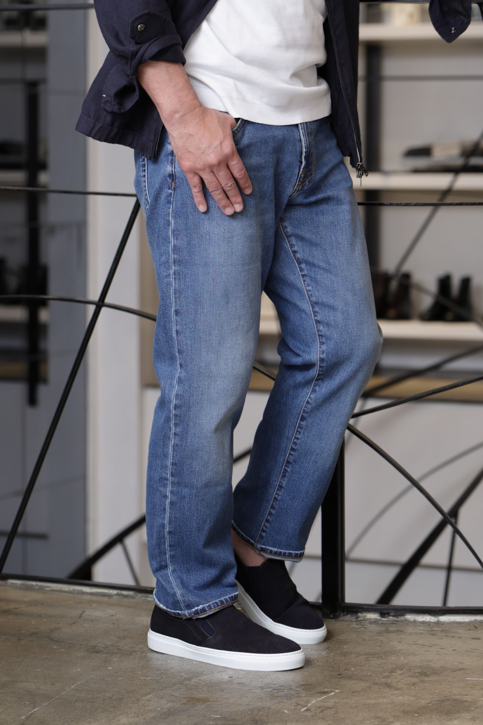 HERNO リネンブルゾンを使用した、ワイドシルエットで魅せる都会派カジュアル