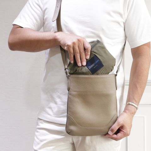 HERNO 超軽量ナイロン フーデッドブルゾンを使用したトラベルスタイル