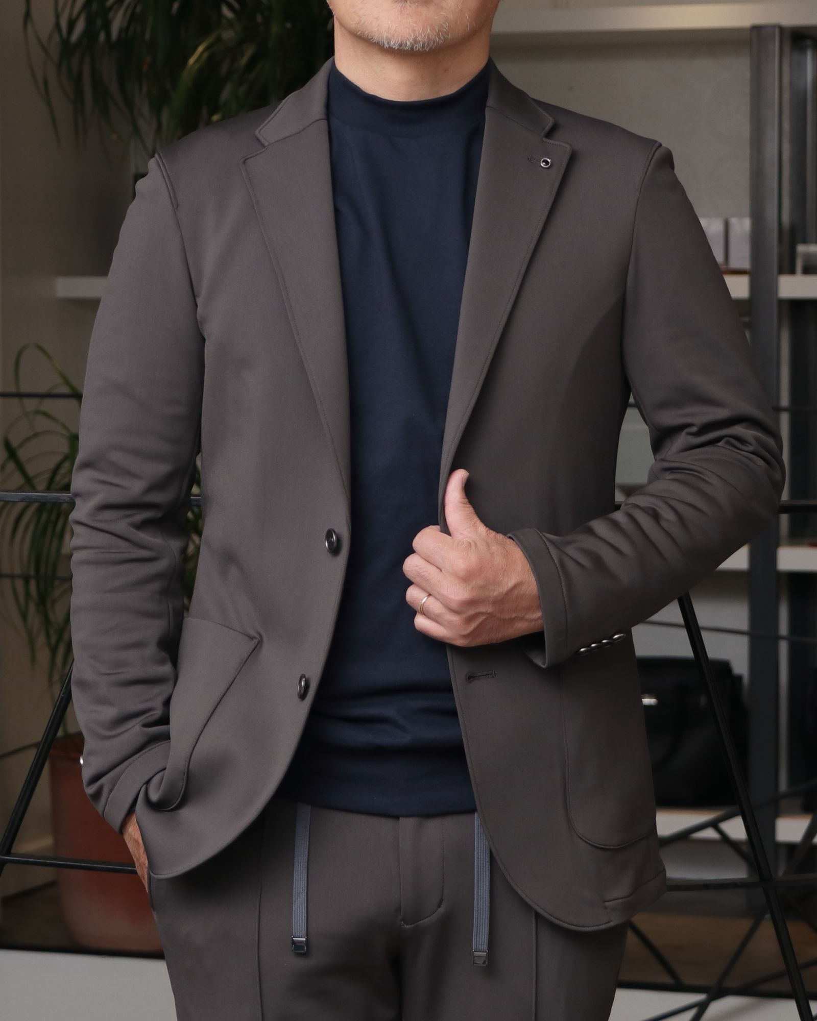 AOURE セットアップスーツを使用した、機能美と品格を纏う、モダンセットアップスタイル