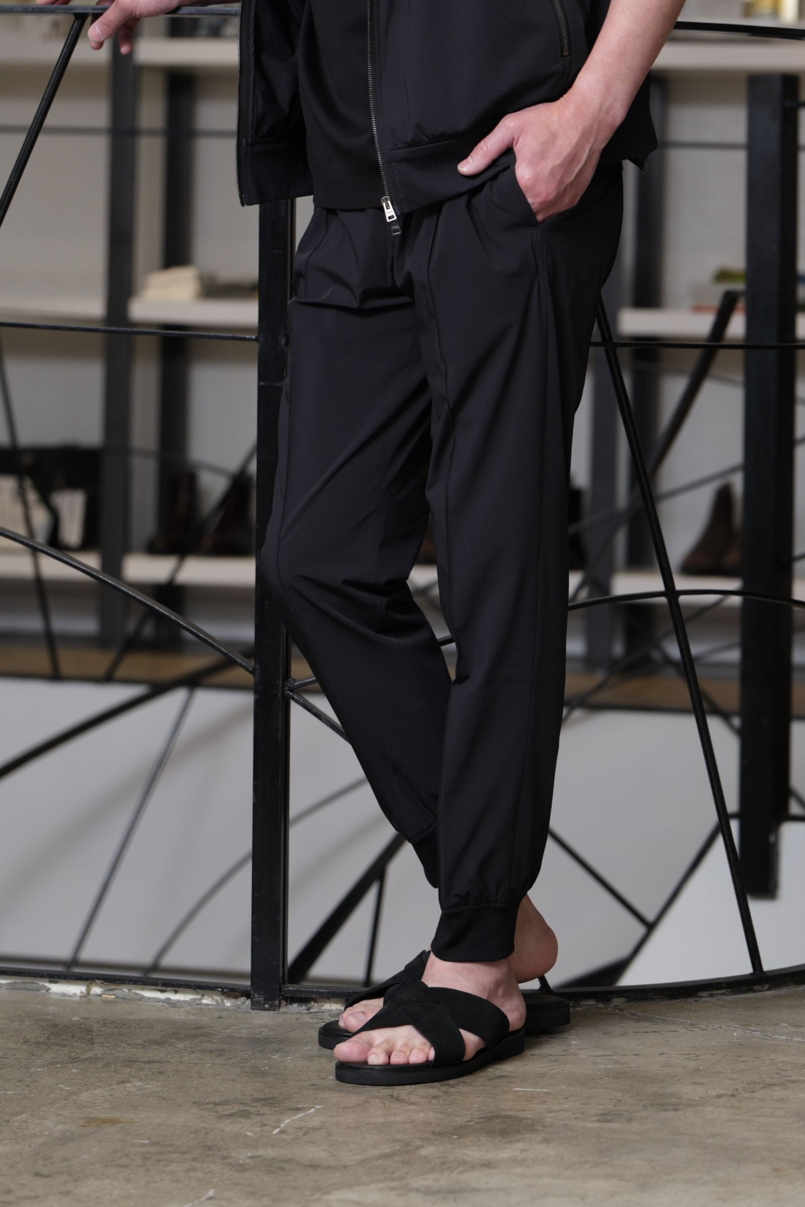 HERNO ストレッチジャージパーカを使用した、オールブラックで魅せる大人のリラックススタイル