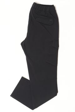 全身HERNOで統一したモノトーンで魅せる、都会派アクティブスタイル