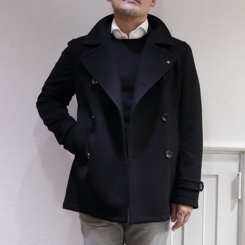 TAGLIATORE Pコートを使用したモノトーンスタイル