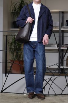 ワイドデニムを上品に着こなす都会派スタイル